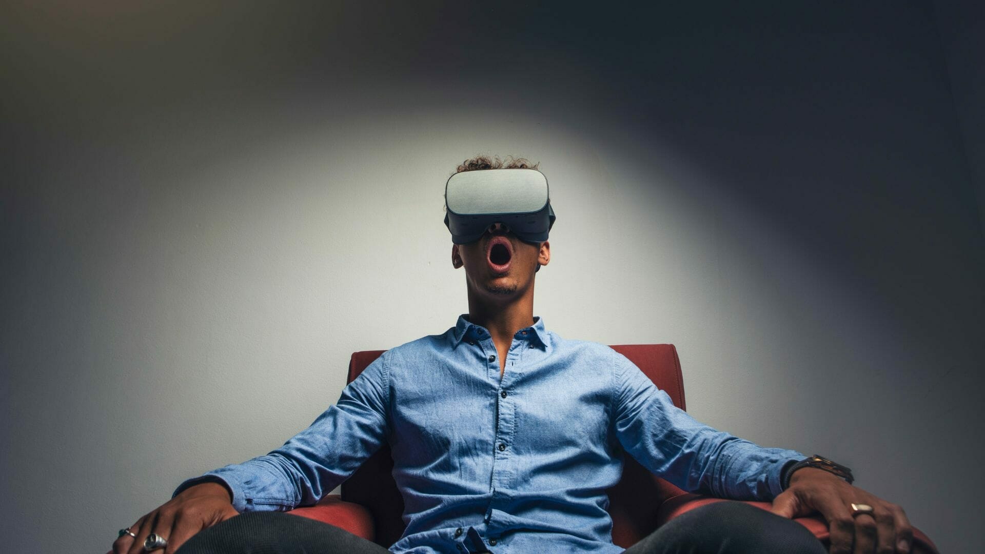 ein Mann mit Virtual Reality Brille
